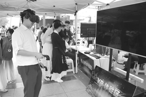 山东新华技工学校展区,参观者在体验VR